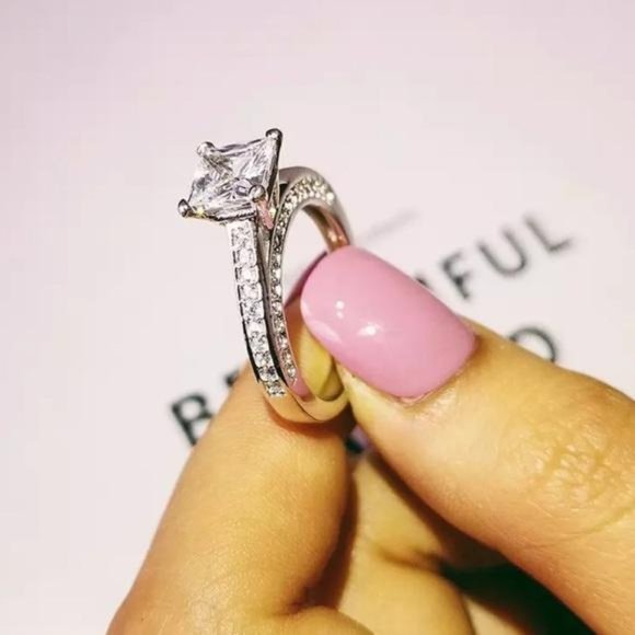 NEW 925 STERLING SILVER DIAMOND ENGAGEMENT RING, CUTE RING, SHINY RING. - Picture 3 of 8